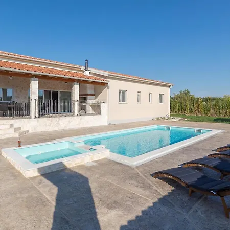 Diana 펜션 포레치